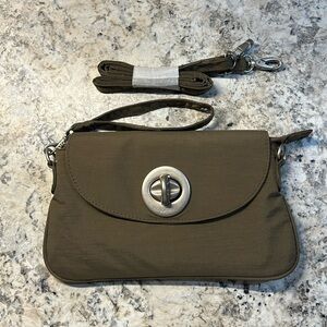 NWOT Baggallini wristlet / crossbody. Taupe color perfect condition.
